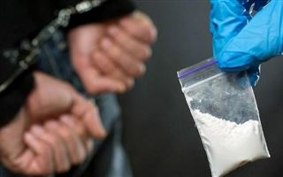 Полицейского подозревают в перепродаже наркотиков в Алматинской области
