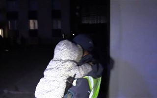 В Шымкенте полицейские эвакуировали жильцов из горящей многоэтажки
