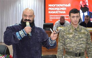 Казахстанский силач Сергей Цырульников подарил сердечко из гвоздя сотруднице военного института