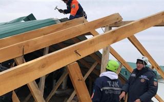 В Атырау сильный ветер сорвал крыши с домов и обрушил столбы