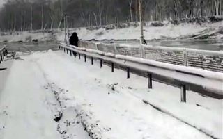 Часть понтонного моста сорвал ледоход в ЗКО