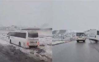 Три автобуса с рабочими съехали в кювет в Экибастузе