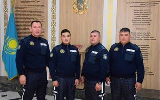 В Атырауской области полицейские на трассе помогли роженицам