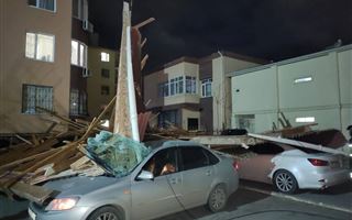 В Актау из-за ветра слетевшая крыша упала на автомобили