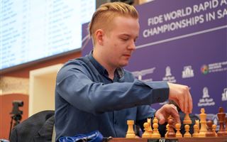 Казахстанец сенсационно обыграл второго номера рейтинга на ЧМ по шахматам