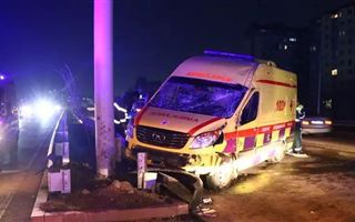 В Алматы водитель BMW протаранил карету скорой помощи