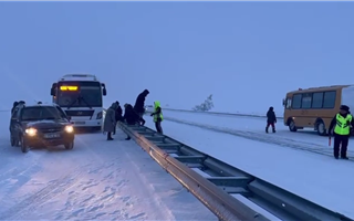 В Акмолинской области из сломавшегося на трассе автобуса эвакуировали 16 россиян