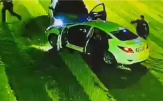 Таксист в Рудном врезался в патрульную машину, чтобы спасти свою жизнь