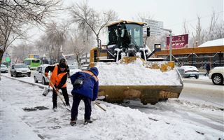 Сотни рабочих очищают от снега улицы Шымкента