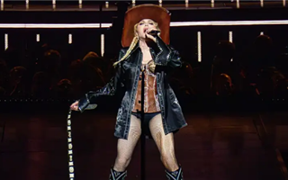 На Мадонну подали в суд из-за слишком позднего начала концерта
