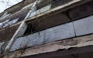 Расходится по швам: жителям Актау предложили взять кредит на ремонт дома