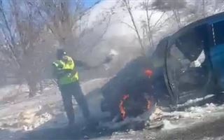 На трассе в ВКО загорелось авто