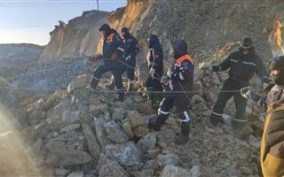 Спасатели вручную убирают 5-тонные камни на месте, где автобус с людьми упал в воронку