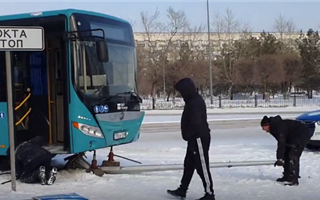 В Караганде водитель автобуса не вписался в поворот и снес светофор