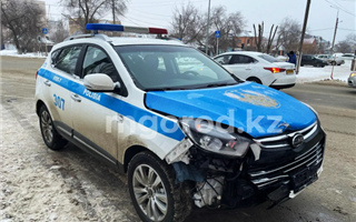 В Уральске полицейский автомобиль попал в ДТП