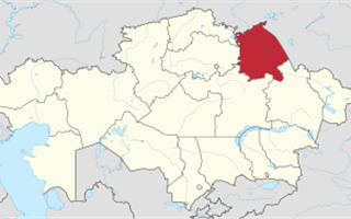 В Павлодарской области в воронку провалился автобус: аварийно-спасательные работы могут остановить