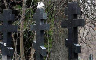 В Павлодаре  вандалы осквернили могилы на кладбище