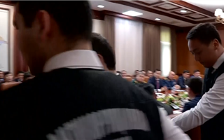 Сотрудника акимата Шымкента арестовали во время заседания - видео