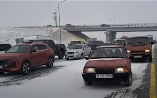 На трассе Караганда – Темиртау из-за ДТП застряли более 300 машин