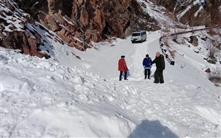 В горах Алматинской области сошла лавина и перекрыла дорогу