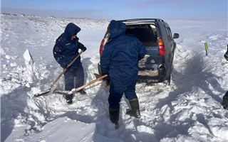 Пропавших в снежном заносе людей обнаружили в Улытауской области