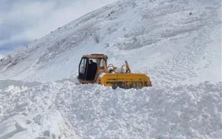 В горах Алматы сошла лавина на дорогу, ведущую на БАО