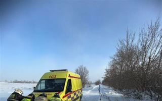 В Карагандинской области на трассе в снегу застряла машина скорой помощи