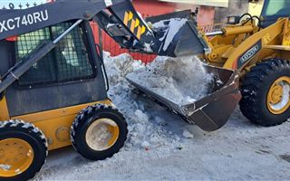 В Астане около 2,2 тыс. дорожных рабочих вышли на уборку снега