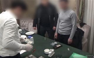 В Шымкенте мужчина получил тюремный срок за попытку расплатиться фальшивыми долларами в кафе