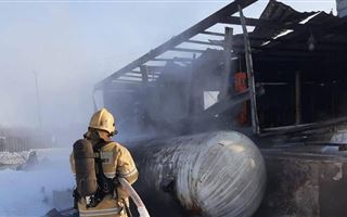 Карагандинские пожарные, рискуя собой, предотвратили взрыв газовой цистерны