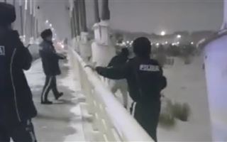 В Астане полицейские спасли юношу от прыжка с моста
