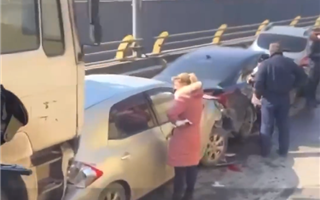 В Алматы водитель бетономешалки устроил массовое ДТП