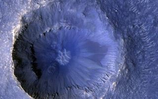 Новый ударный кратер на Марсе сняли на фото