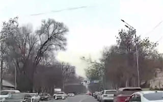 Мотоциклист упал и попал на видео в Алматы