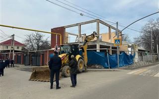В Алматы сносят двухэтажное здание