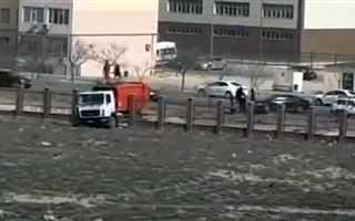 В Актау грузовик протаранил забор