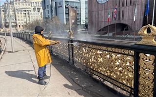 Уборка улиц, промывка мостов: весенняя саночистка началась в Астане