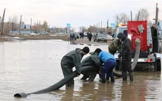 В Улытауской области в одном из сел из-за паводков эвакуируют людей