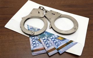 В Костанае осудили двоих полицейских за взятку
