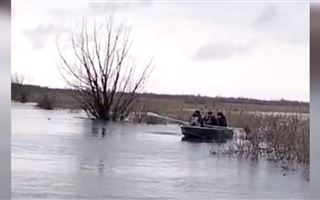 В Петропавловске полицейские спасли пожилого охранника, оказавшегося в зоне затопления