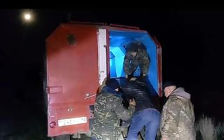 В Абайской области из застрявшего в реке автомобиля спасли двух мужчин