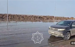 В столице дорогу по проспекту Улы Дала затопило талыми водами
