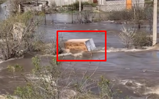 "Течение сильное" - талые воды унесли уличный туалет с одной из дач в Уральске 