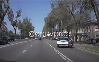 В Алматы полицейский автомобиль сбил мопедиста