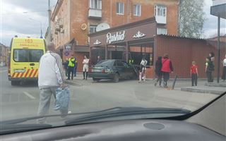 В Усть-Каменогорске водитель на угнанном авто протаранил кафе