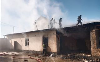 Огнеборцы Туркестанской области потушили пожар в частном доме