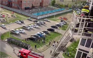 Пожарные эвакуировали 53 человека в Уральске 