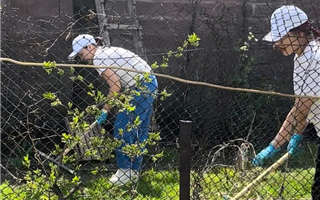 «Помоги ближнему»: алматинцы навели порядок во дворах ветеранов, одиноких пенсионеров 