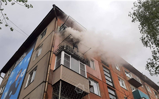 В Усть-Каменогорске загорелась квартира в многоэтажном доме