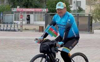 64-летний казахстанец из Актау отправился в Париж на велосипеде